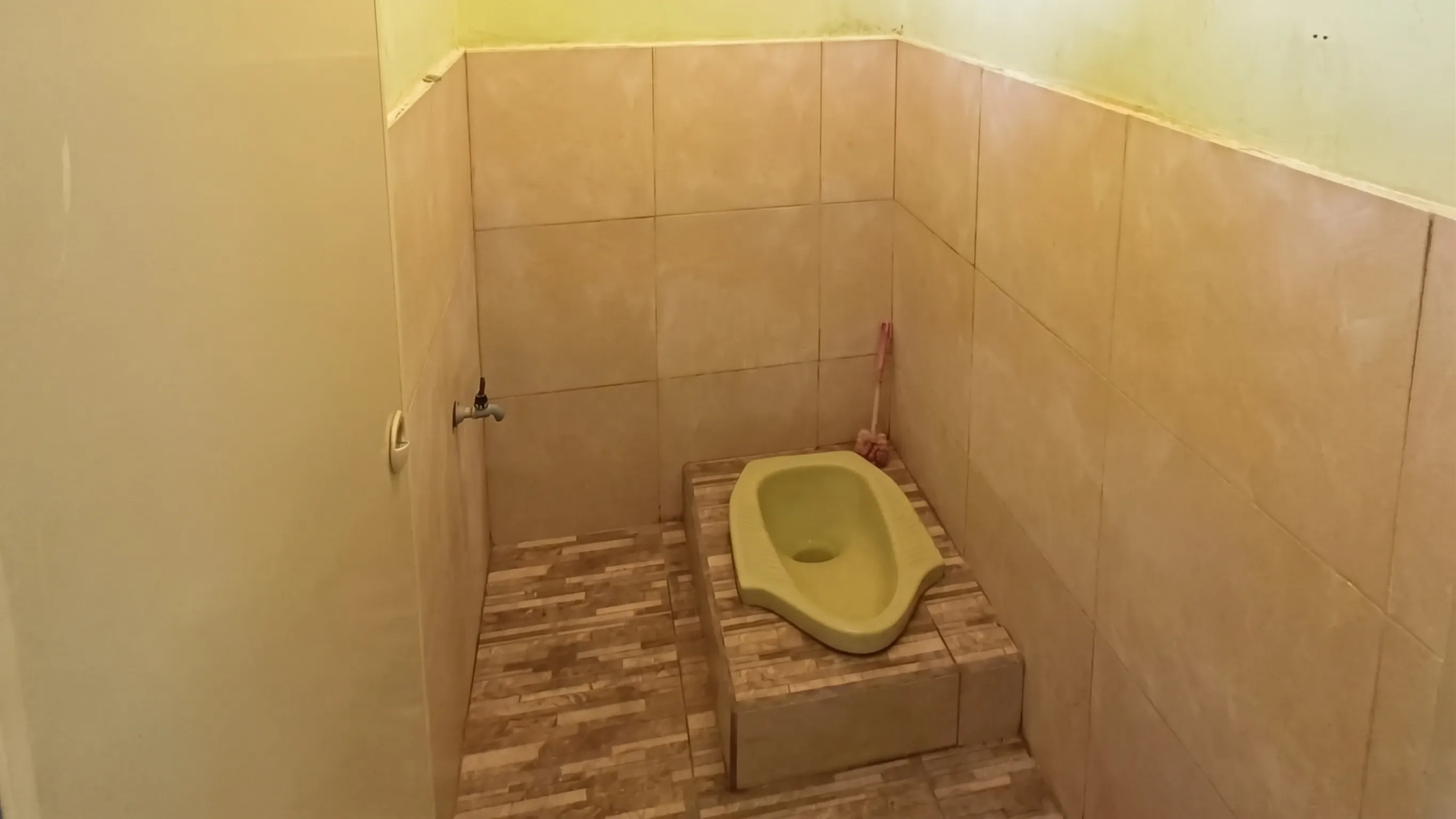 Kamar mandi dalam berdinding keramik