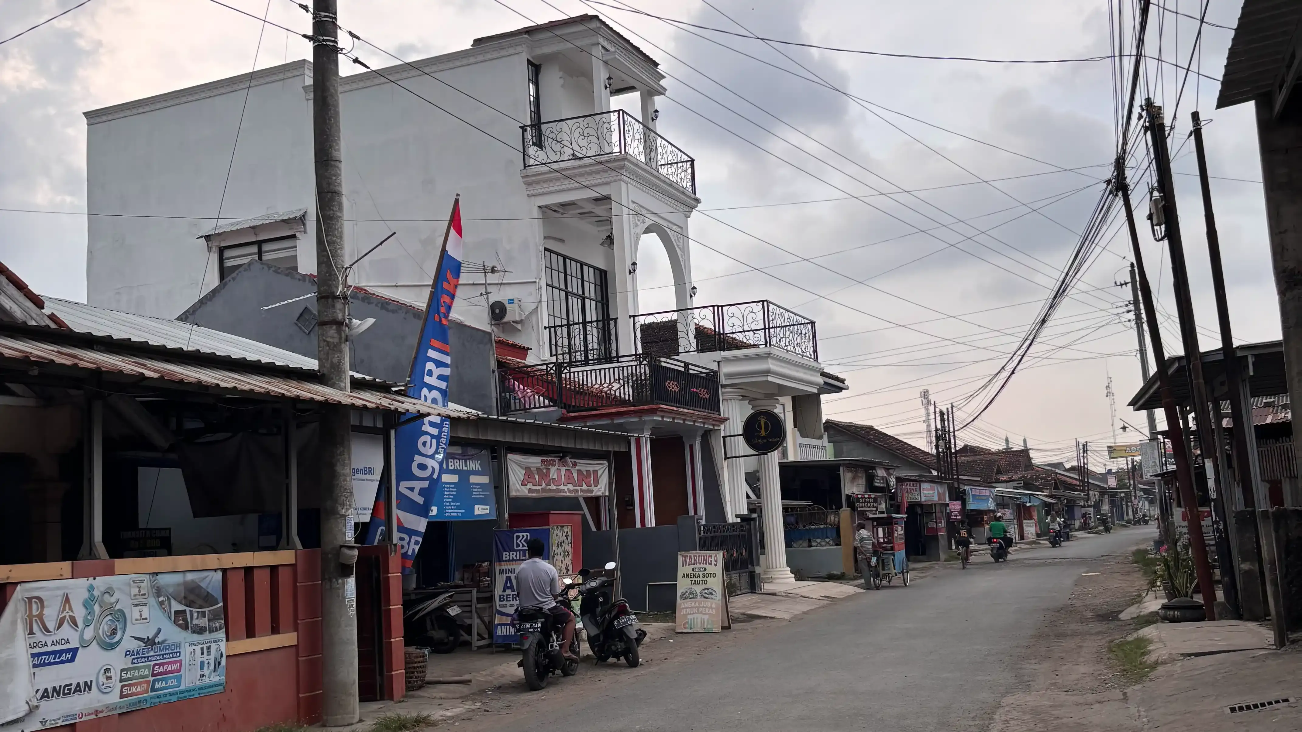 Suasana jalan di sekitar kos